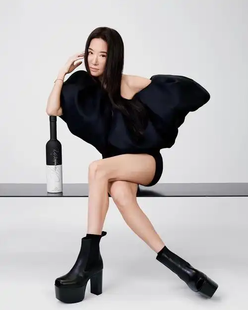 原创72岁像27岁婚纱女王庆生与男模合影似情侣开挂人生不输邓文迪