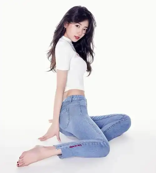 裴秀智紧身牛仔裤,魅力动人!_高清图集_新浪网