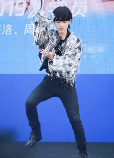 周震南穿新款时装,人像裸露部位太多,贴胶布变"手动马赛克"!