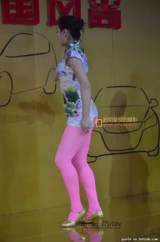 穿着齐13小短裙在台上表演的女演员 - 给美女脱鞋 - 盛京品足馆