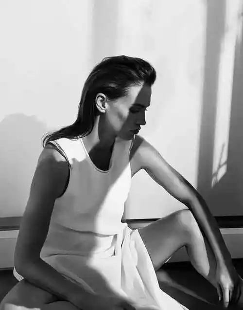 世界顶级摄影师的100张经典女性黑白照片