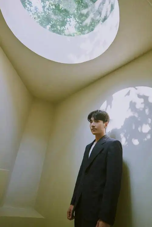 赵又廷绿野光影大片 着深色西装帅气绅士