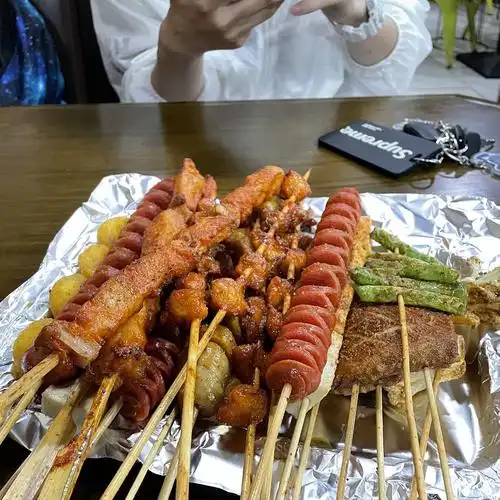 昨晚去吃了烧烤 随手拍了两张 想发pyq的时候发现拍的很不堪…还有救