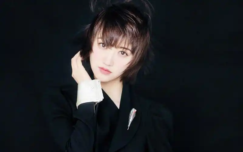 景甜l黑色背景图片-美女壁纸-高清美女图片-娟娟壁纸