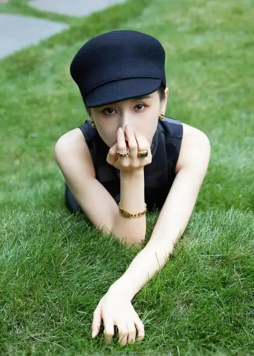 王子文出席活动,她身穿迷彩短裙搭配贝雷帽,黑发红唇尽显摩登风范