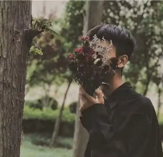 有没有手捧鲜花的男生壁纸啊