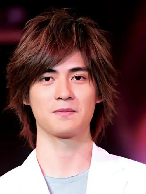 近年来,周渝民相对低调,但他在综艺节目中的露面依然备受期待.