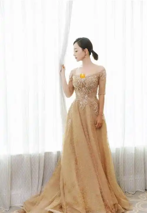 有一种豪门小姐叫杨蓉,穿上一字肩礼服,瞬间美到人心坎里_时尚_时候