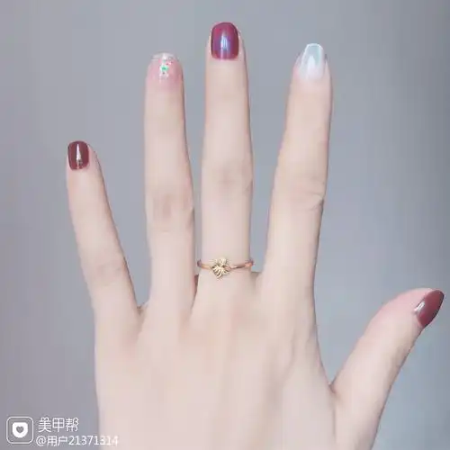 方圆形短指甲上班族简约跳色夏天咖啡色摩卡色清新美甲图片