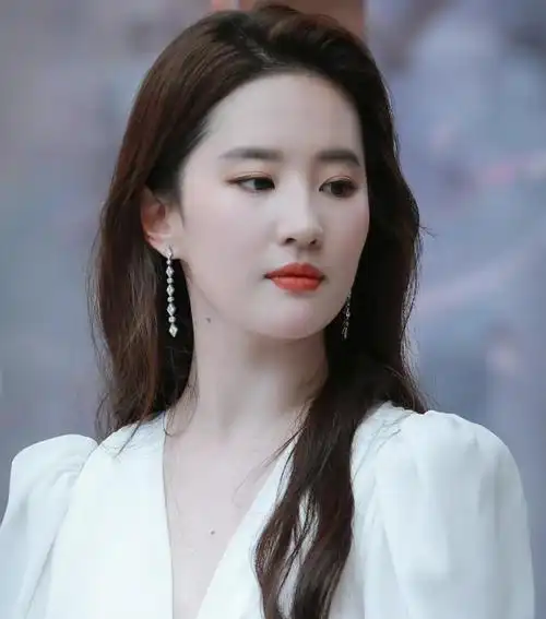 刘亦菲才是大众审美标杆,形象都美的高级且迷人