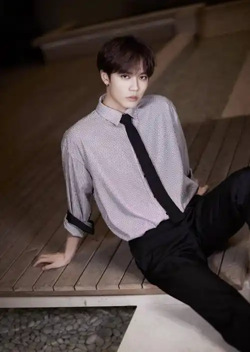 原创宝藏男孩林彦俊好潮啊白衬衫非得缝多个袖子再穿洋气人