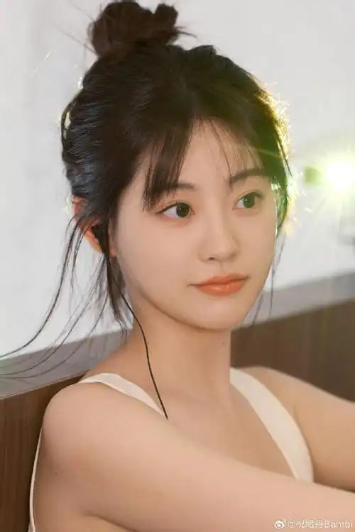 祝绪丹夏日午后随拍有95~~白色吊带 清纯丸子头!