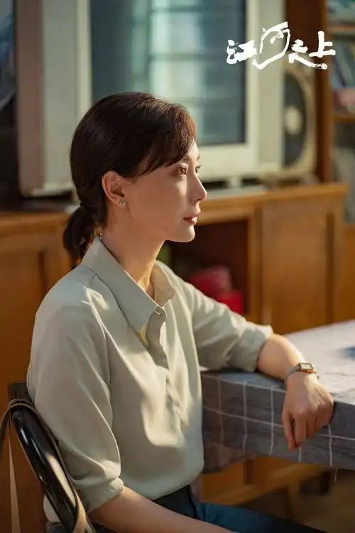 剧中陈数作为环资庭的专家顾问与高伟光饰演的法官之间的感情戏也吸引