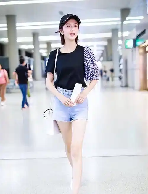 "一刀切"6cm牛仔裤,佟丽娅迷人姿态,网友:爱了_短裤_女生_魅力