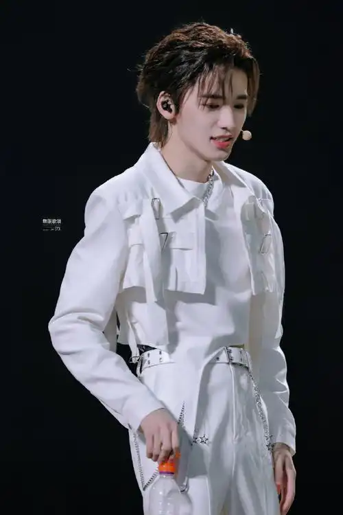 宋亚轩超话#宋亚轩楼外楼演唱会#一日男友四季温柔@时代少年团-宋亚轩