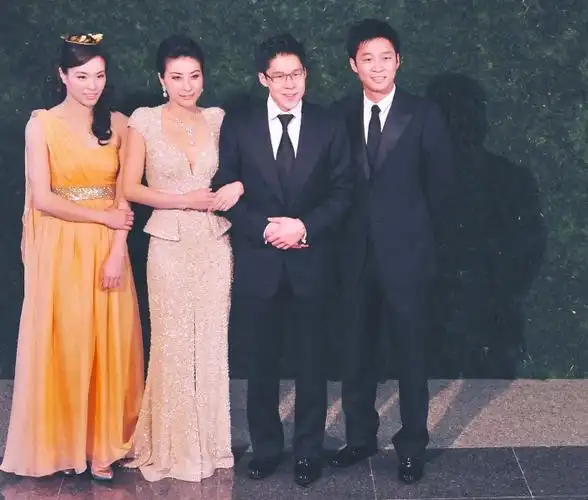 郭晶晶,霍启刚(中),伴娘吴敏霞(左一)和伴郎霍启山(右一) 成都商报