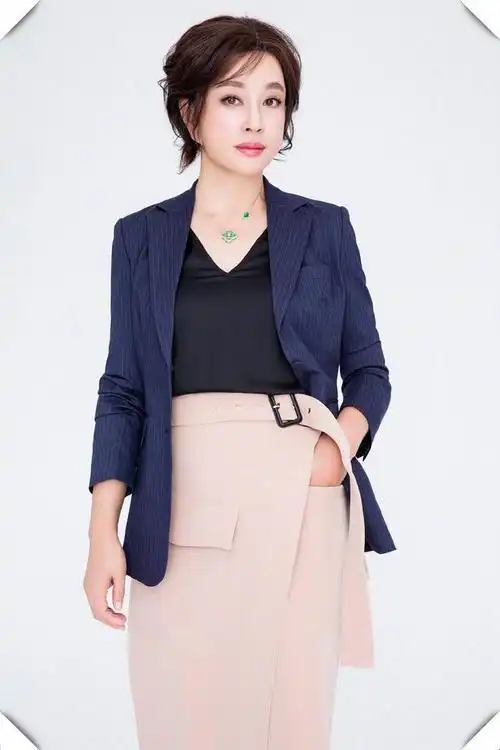 刘晓庆终于剪短发新发型配西装优雅又减龄63岁直接美回33岁