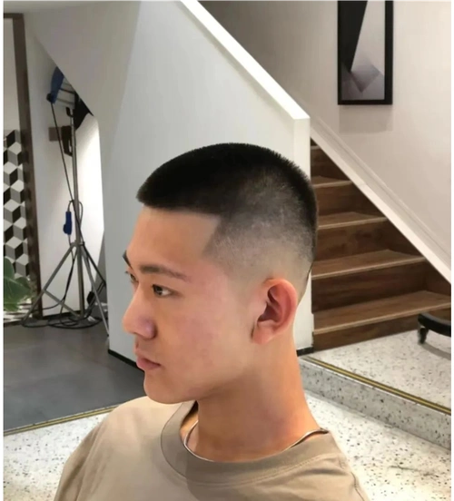 夏天一定要试试这样的发型男士两侧铲短越剪越帅气