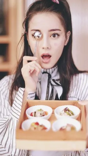 鞠婧祎,吴宣仪,杨超越,迪丽热巴,看谁吃东西让你最有食欲?