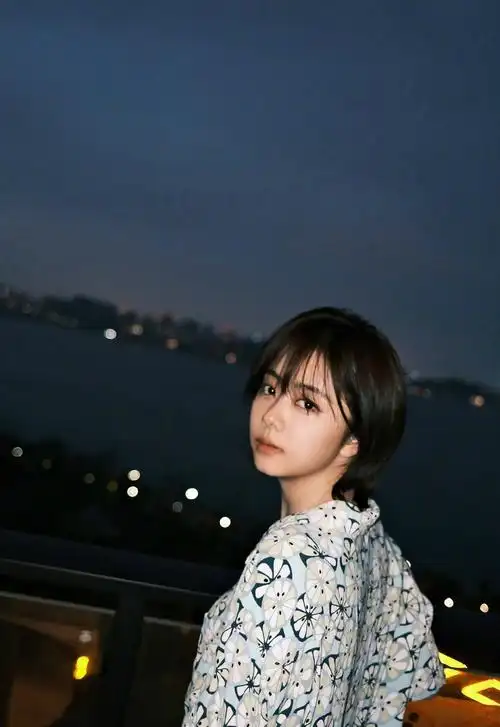 谭松韵晒海边随拍复古碎花衬衫俏丽清爽的短发