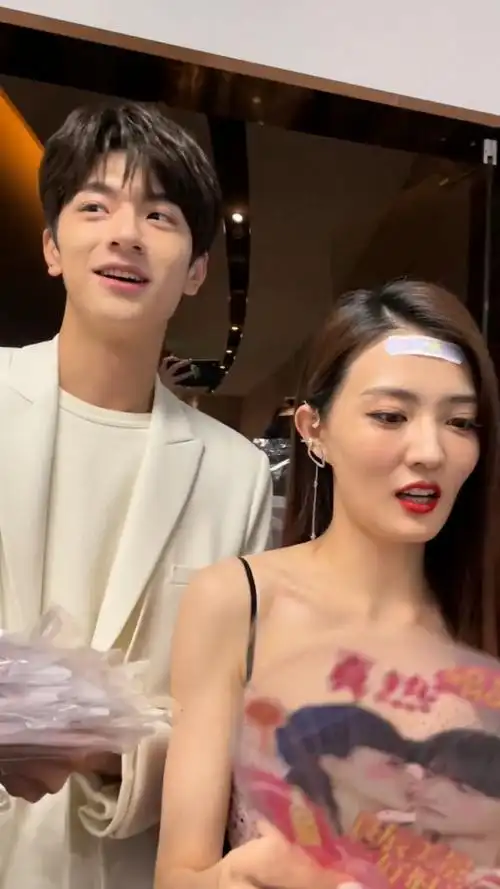 徐璐林一来上班了俊男美女太养眼