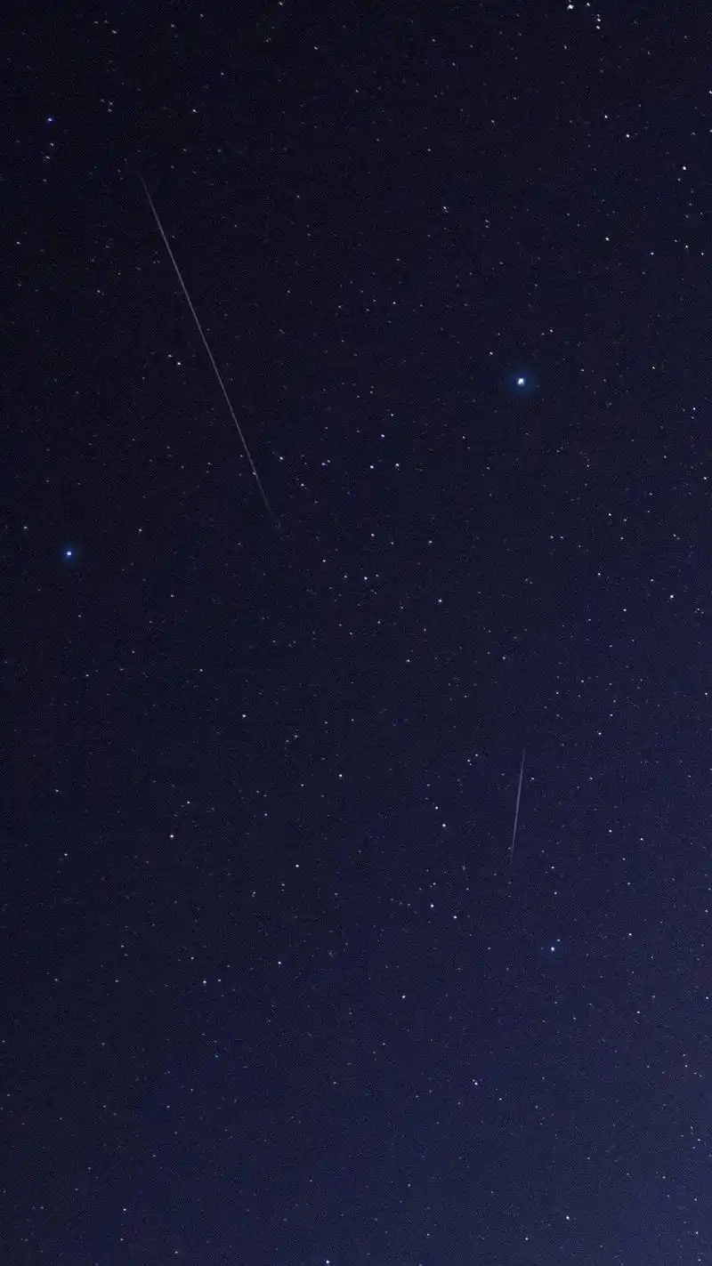 给大家分享一组美丽的夜晚星辰壁纸,很漂亮呢