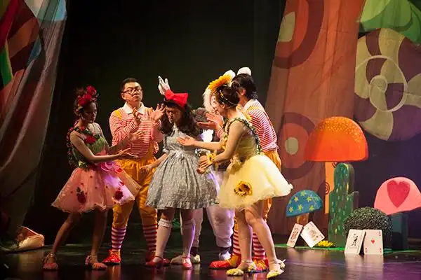 还原经典童话爱丽丝梦游仙境儿童剧热卖中让宝贝脑洞大开