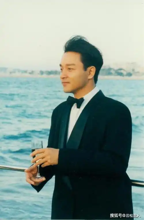 张国荣穿衣造型曾引争议30年前的风格在当今依旧是潮流