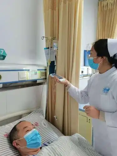 责任护士进入病房用护理小白核对病人,做好沟通,取得病人积极配合