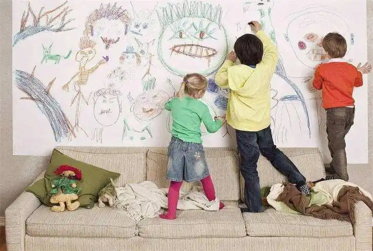 孩子在家乱涂乱画,看着乱七八糟的墙面,父母该如何做?_妈妈_行为_地方