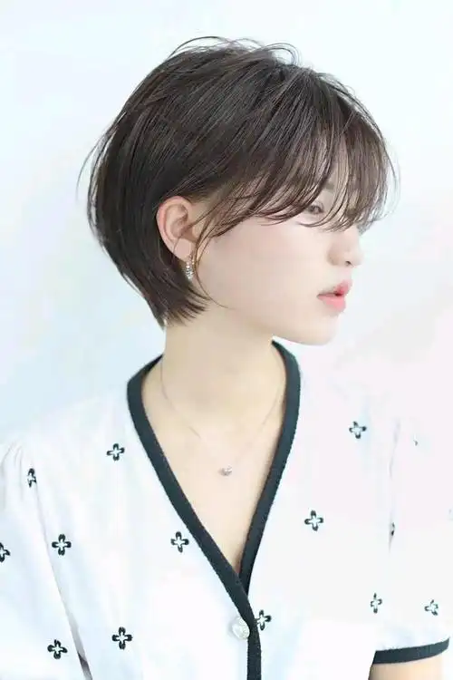 露耳层次短发是一种蓬松自然又特别显身高的发型,丰富的层次让整个