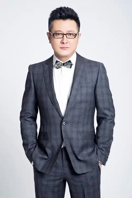 栏目,先后在中央电视台科技部《公众与科学》栏目担任主持人,在节目