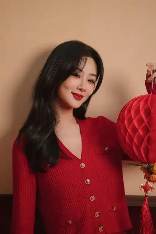 杨紫红色毛衣套装