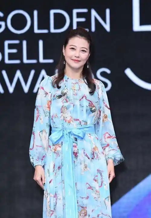 周海媚绿色电影节活动:西装时尚裙全身黑look,有型有款