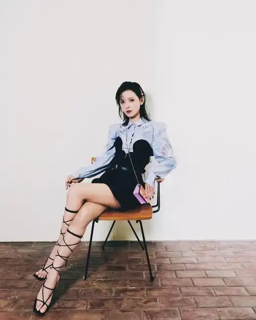 张予曦萝莉造型又甜又酷穿紧身皮裙超显瘦直角肩绝了