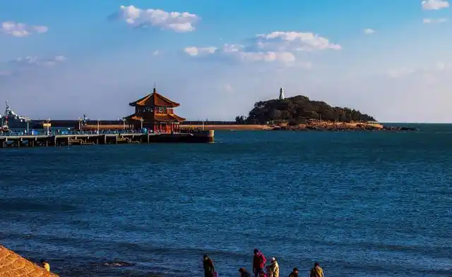 吹吹栈桥的晚风,去海边倾听海的声音,总要来趟青岛吧