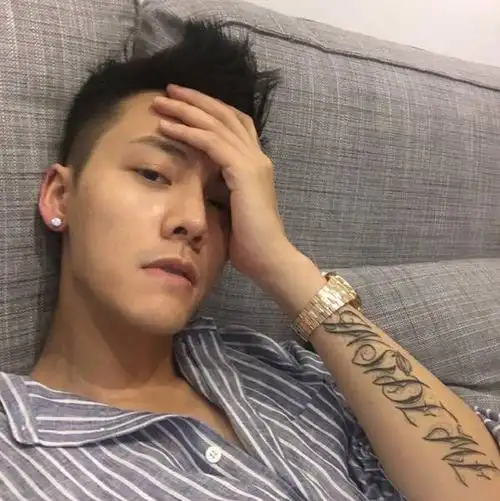 咬嘴唇,没想到吧!陈伟霆这样能凹造型的boy,竟然自拍表情hin固定?