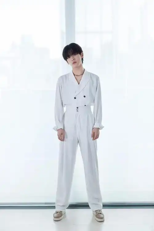 周震南衬衫白裤演绎韩系暖男风,小身板却无惧长衬