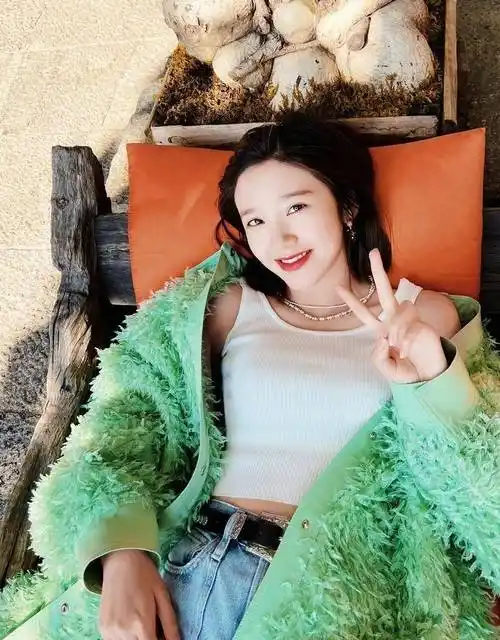 唐艺昕晒洱海边度假照,33岁状态超好,网友:美得过分_张若昀_大理_云南