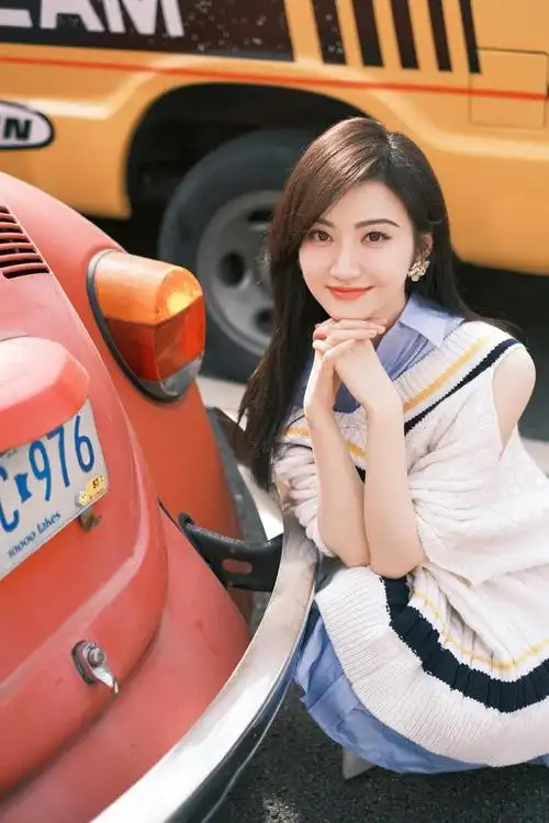 景甜私服太会穿了毛衣衬衫叠穿减龄又时髦初恋感不输高中生