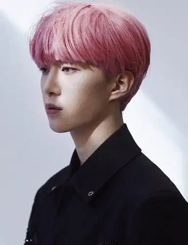 范丞丞粉色头发大胆张扬又不失个性与时尚