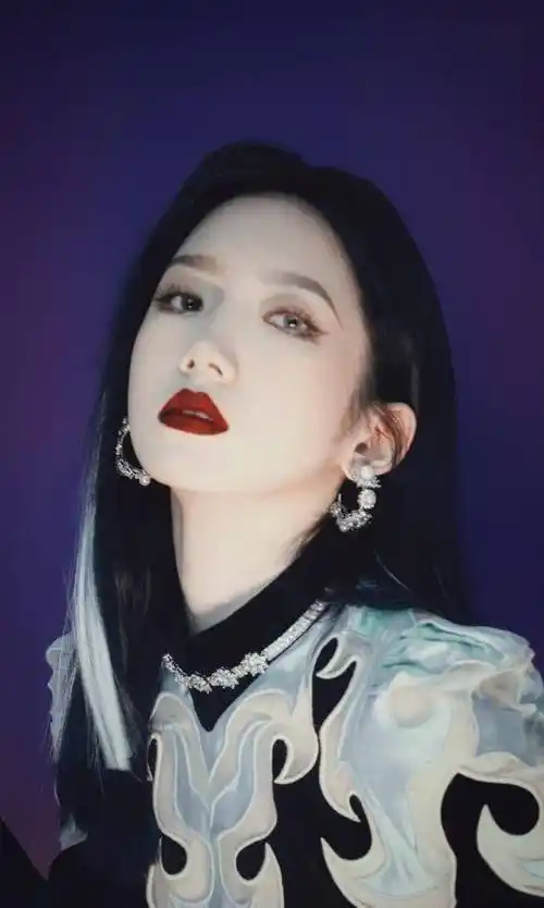 孟美岐金色短发齐刘海新照!