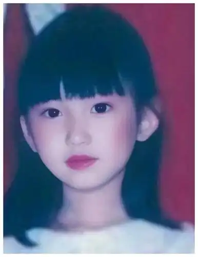 其实看看毛晓彤的童年照,也能证明其所言非虚,照片中一头齐刘海发型的