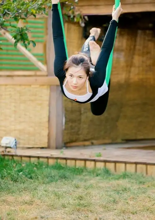 【明星苑】女星空中瑜伽凹造型:林心如刘涛王珞丹看看谁最能作 1