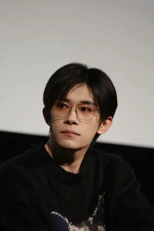 易烊千玺细框墨镜#易烊千玺,戴上墨镜遮不住你的星光.