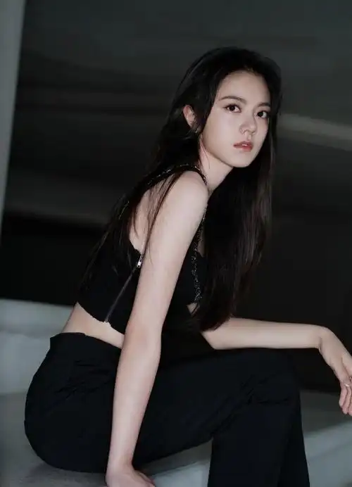 工作室晒赵今麦黑色吊带配裤装新造型:一起走进夏日派对