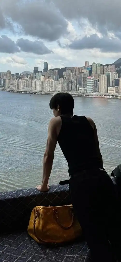 白敬亭的耳骨夹