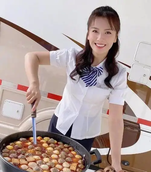 一堆中年妇女强凹少女造型刘涛离开了修图本人又黑又胖