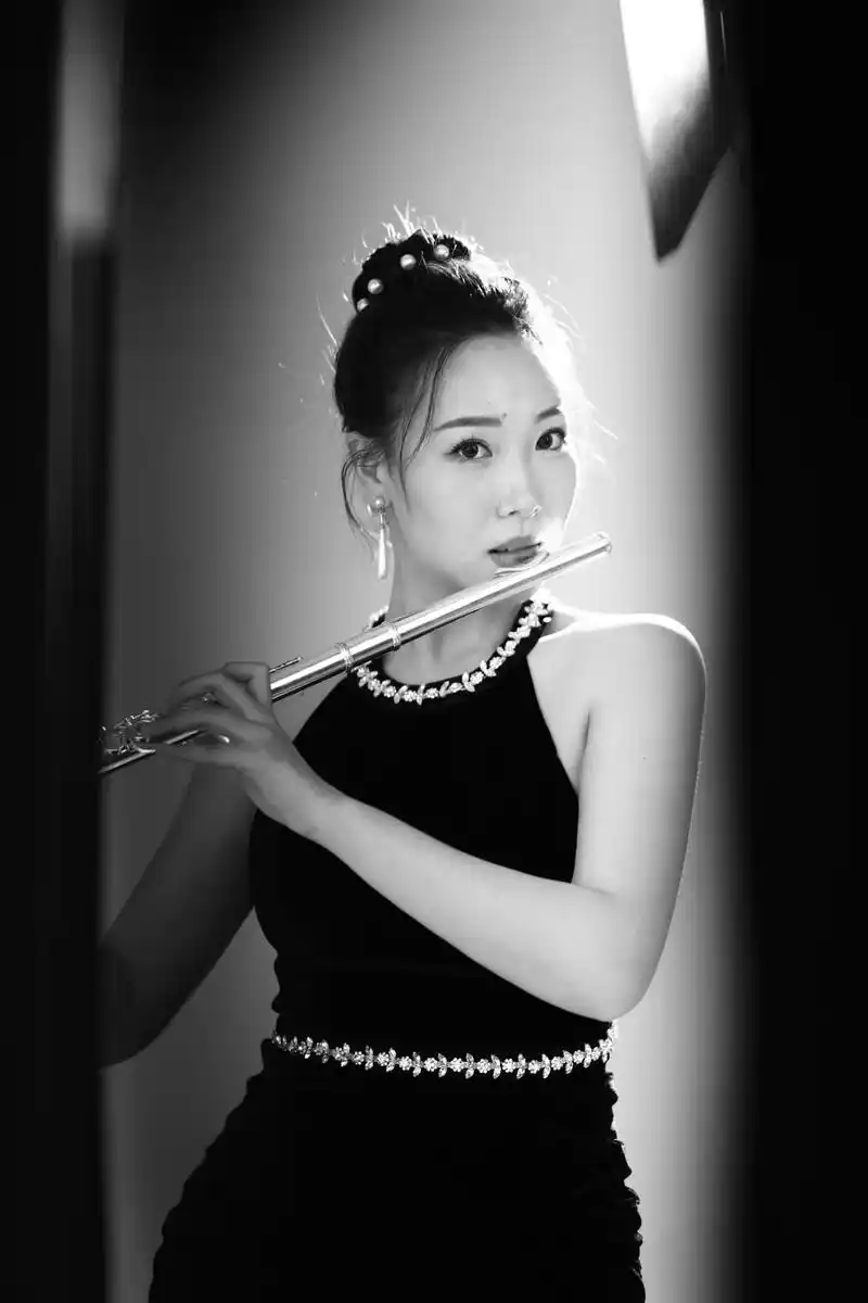 长笛 #黑白系 #电影感 #做个酷女孩 #光影 - 抖音