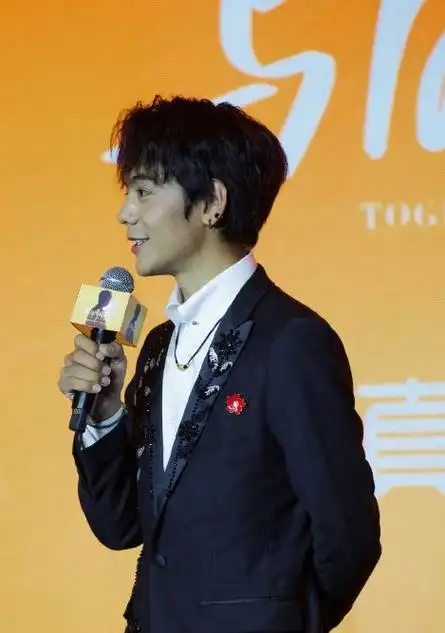 丁真穿的这件衣服的领子很有奢华感,效果相当不错,他留着英俊的发型